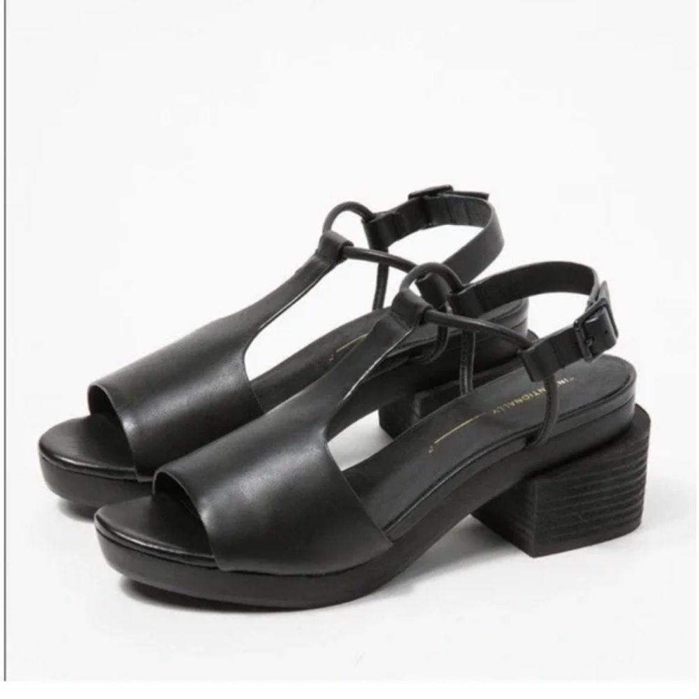 INTENTIONALLY BLANK Gabby Chunky Heel Sandals‎ Size 6